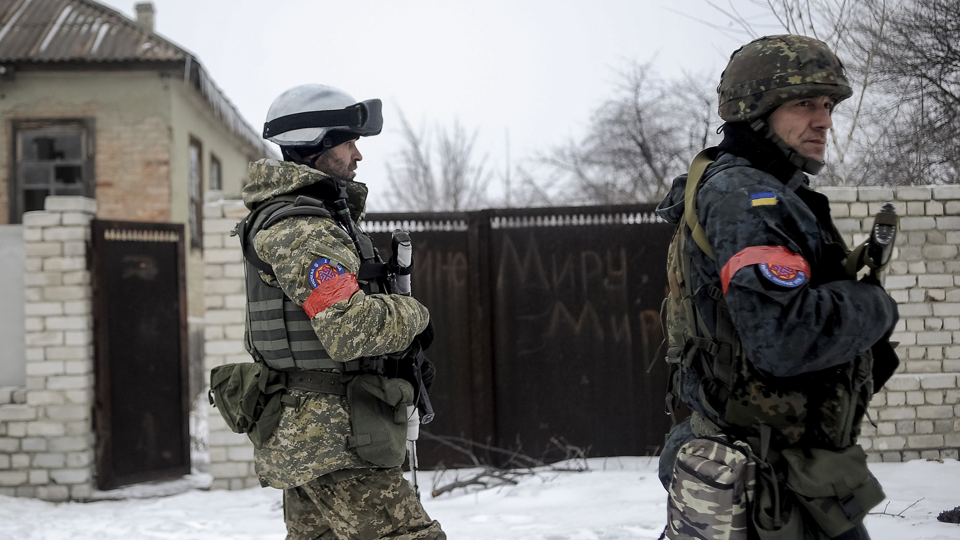 В зоне АТО погиб боец, еще два ранены Боевики продолжают нарушать перемирие: под обстрелами погиб украинский военный