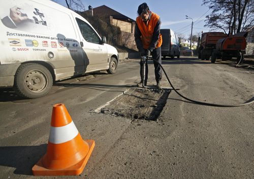 Денег на капитальный ремонт украинских дорог пока нет