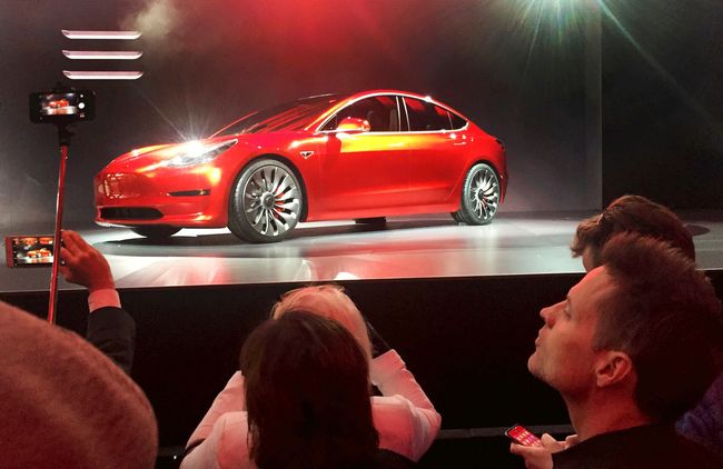 В Киеве презентовали новейшую Tesla Model 3