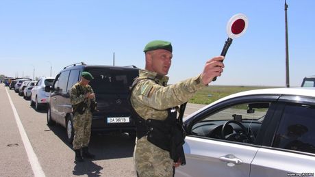 На адмінкордоні з Кримом утворився затор через реконструкцію КПП зі сторони півострова