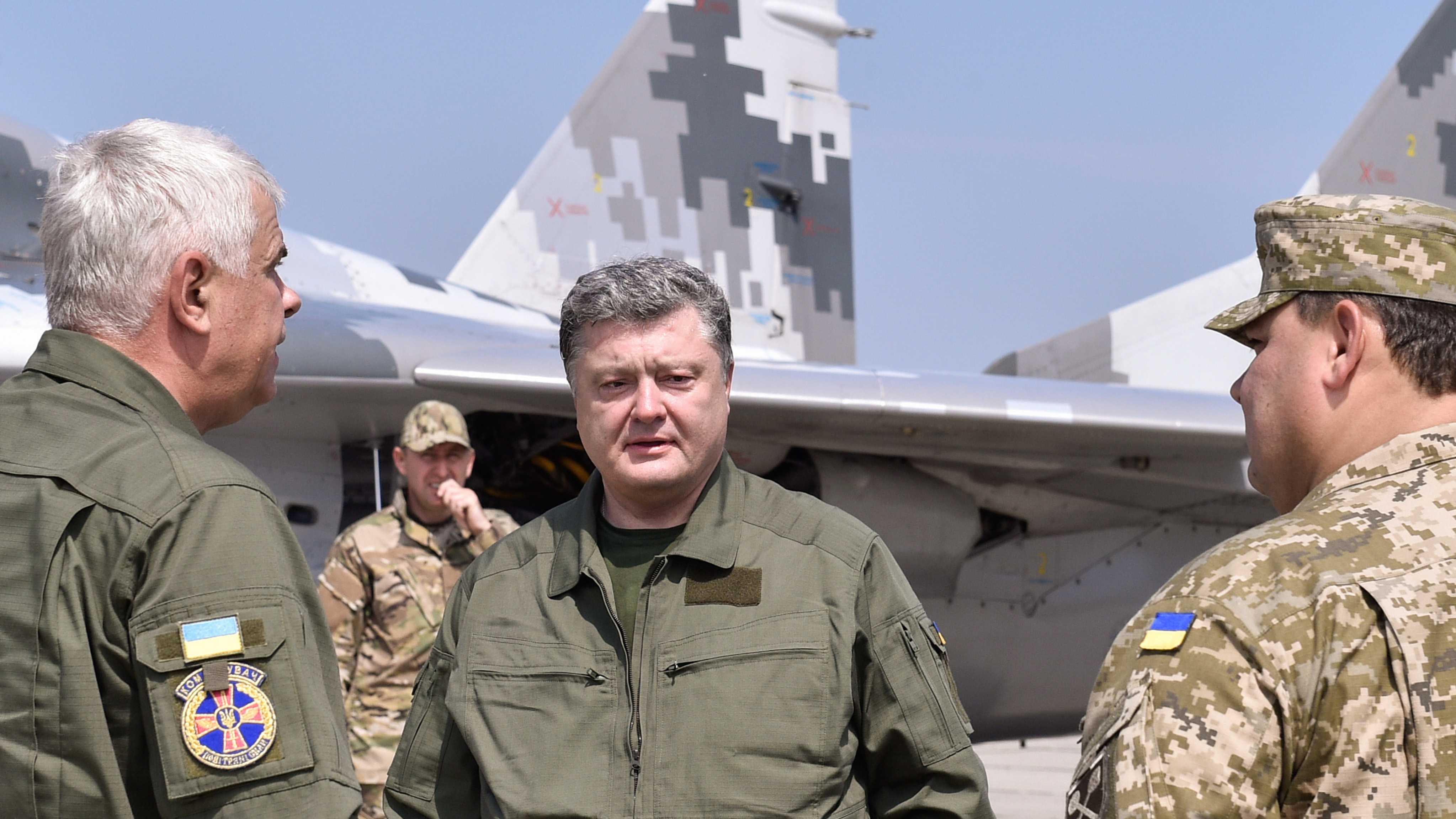 Порошенко: В Україні підвищать рівень доплат військовикам АТО