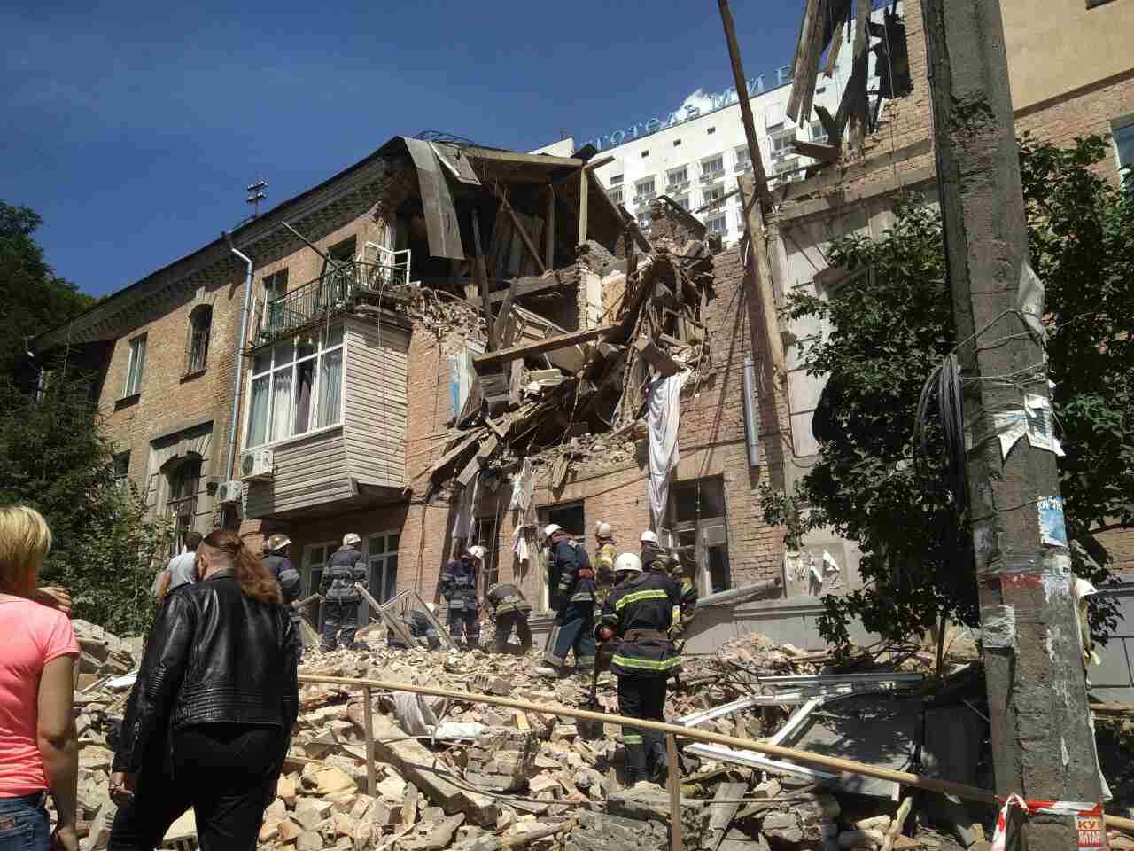 Потужний вибух у Києві, під завалами перебувають люди