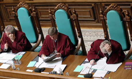 КС приступил к рассмотрению дела о конституционности лишения Януковича звания президента
