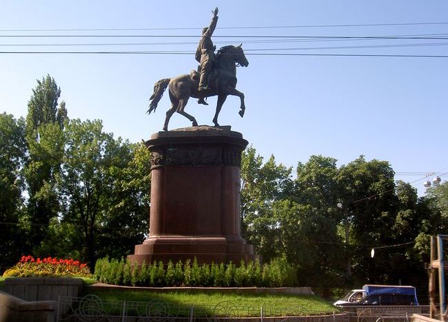 «ОУНовцы» передумали сносить памятник Щорсу в Киеве, сославшись на договоренность с КГГА