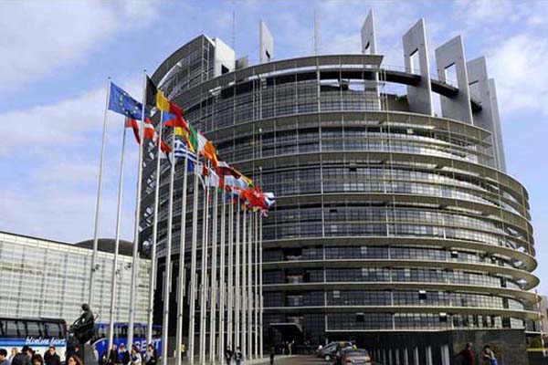 Умеров и Чийгоз в Европарламенте поведали о несоблюдении прав человека в Крыму Умеров и Чийгоз в Европарламенте поведали о несоблюдении прав человека в Крыму
