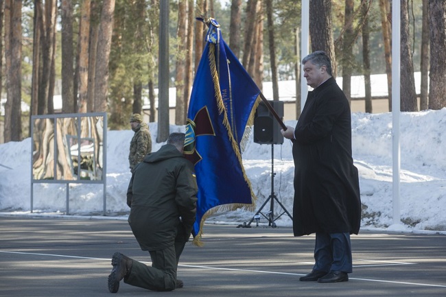 Порошенко в День Нацгвардії вшанував загиблих бійців
