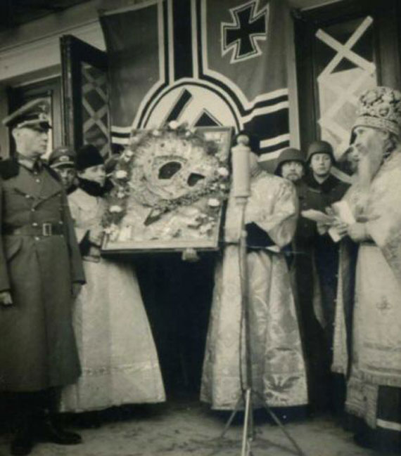 На фото представитель германского командования передает начальнику Псковской миссии протоиерею Кириллу Зайцу икону Тихвинской Божией Матери. Псков. 22 марта 1942 года.