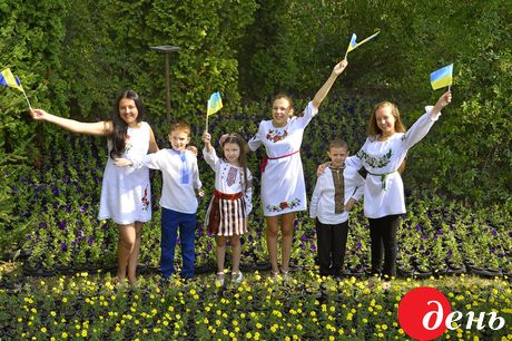 Прапор України в Тернополі зацвів чотирма тисячами квіток - фото 3