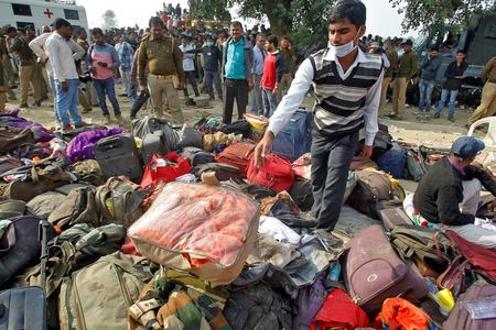 Жертвами перевернувшегося поезда в Индии стали не менее 100 человек, сотни раненых