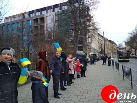 У Львові учні спеціалізованих шкіл створили "живий ланцюг"