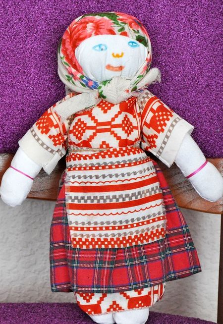 Ведущие проекта «Попробуй пермское» научились делать традиционные чувашские куклы из соломы