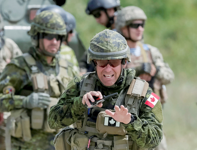 Канада продлила срок пребывания военных инструкторов на Украине