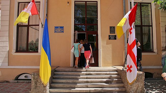 Посольство украины в душанбе. Посольство Украины в Грузии. Посольство посольство Грузии Украине. Посольство Украины в Грузии Тбилиси. Консульство Украины в Польше.