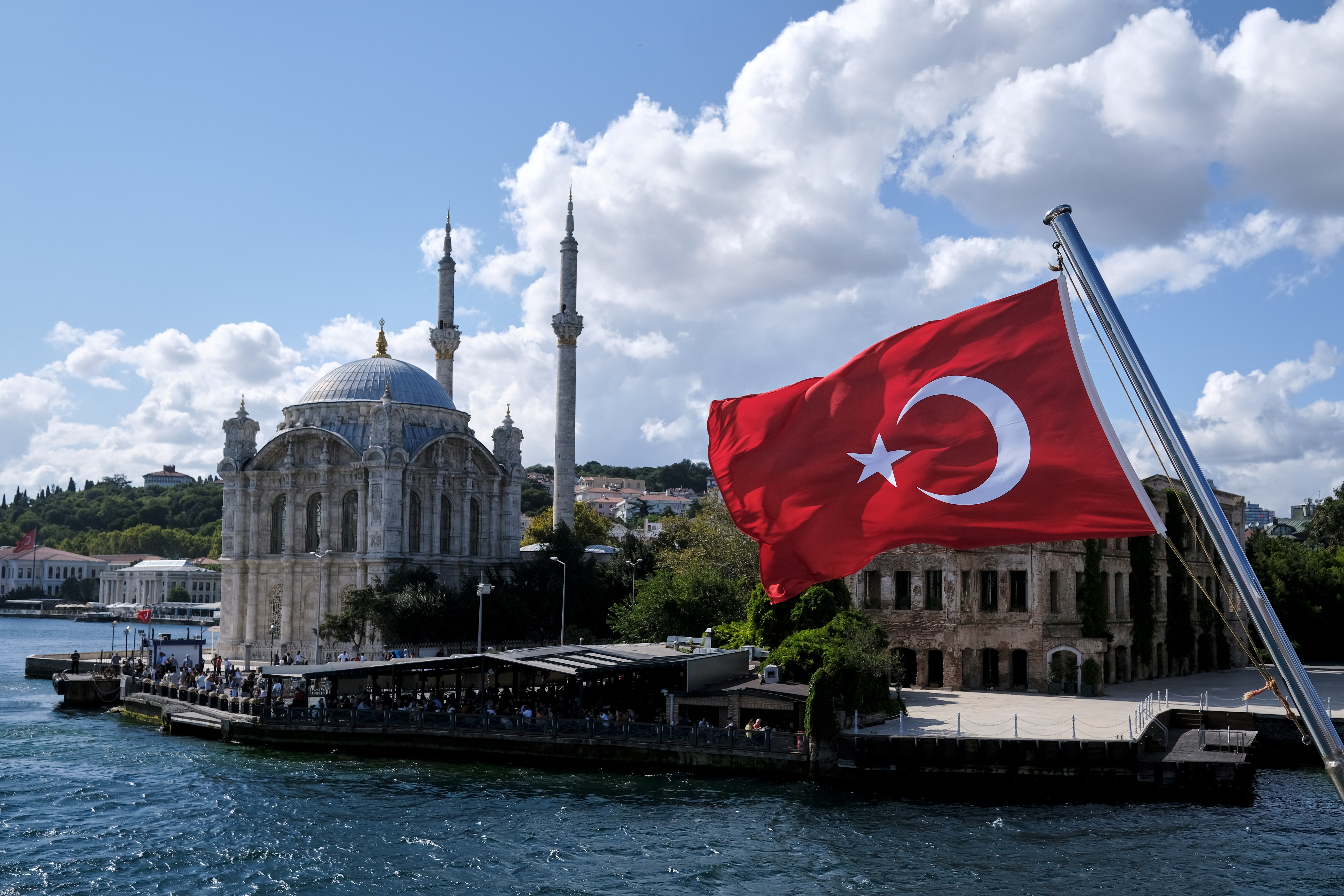 Турция россия стамбул. Истанбул Турция. Ortakoy Стамбул. Турция Султанахмет флаг. Район Ортакей в Стамбуле.