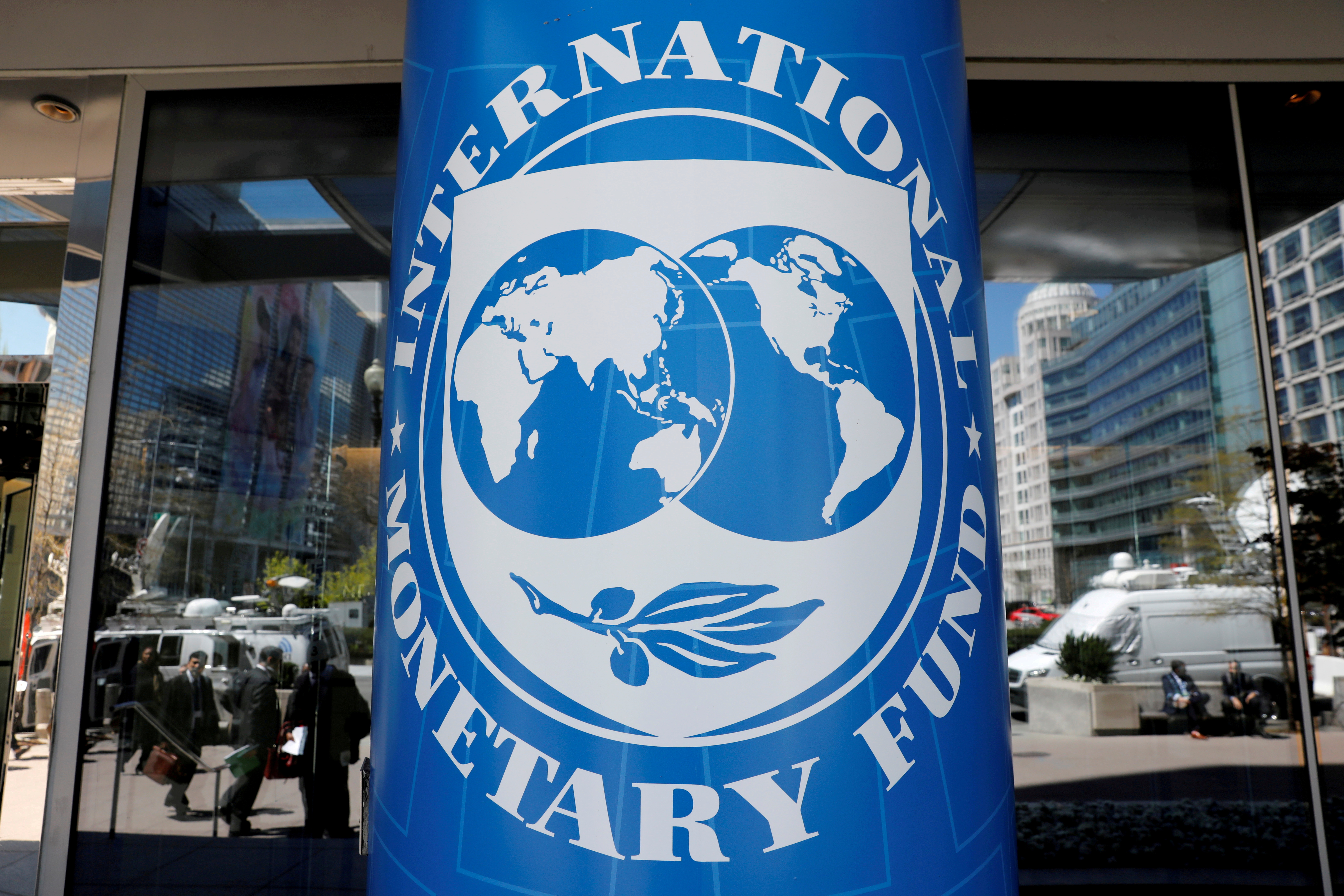 Валютный фонд россии. Герб МВФ. Международный валютный фонд (МВФ). Флаг МВФ. МВФ Вашингтон.