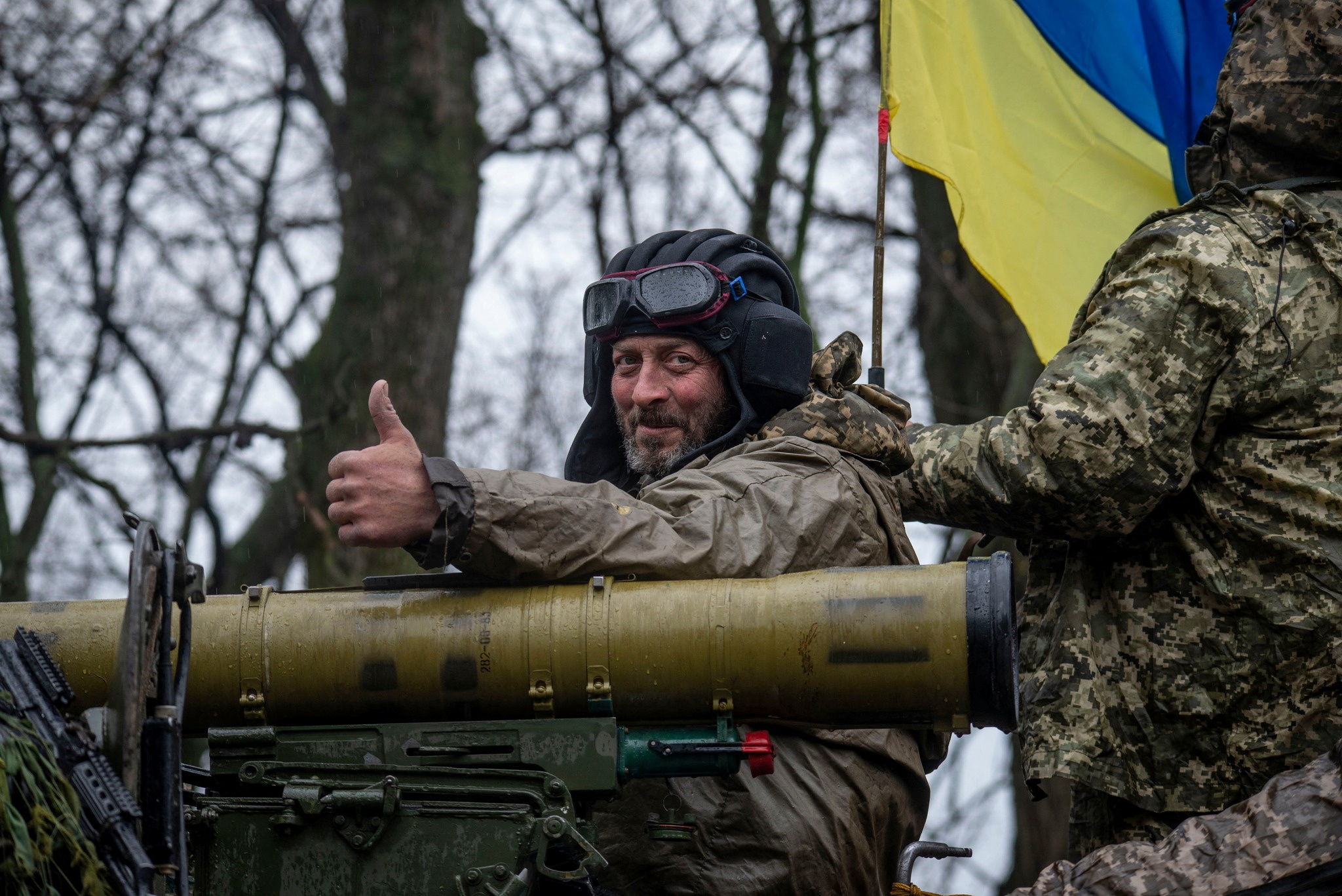 Русский делает украинцу. Войска Украины. Украинские военные.