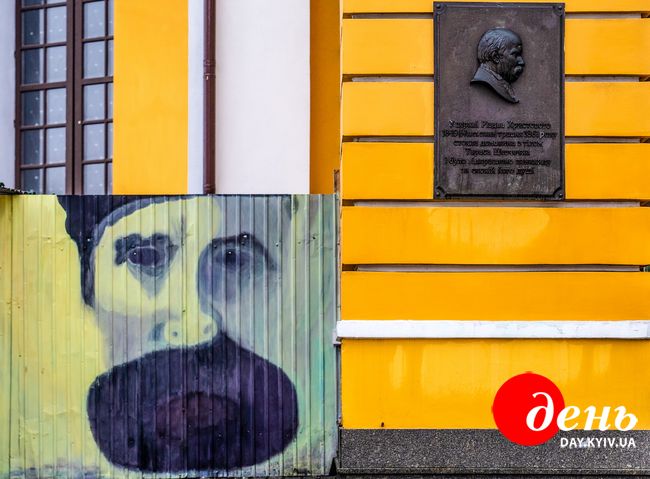 Церква Різдва Христового на Поштовій площі, збудована у 1809–1814 роках за проектом архітектора Андрія Меленського. Саме в цій церкві 6 (18) та 7 (19) травня 1861 року стояла труна з тілом Тараса Шевченка, яку перевозили із Санкт-Петербурга до Канева для перепоховання.