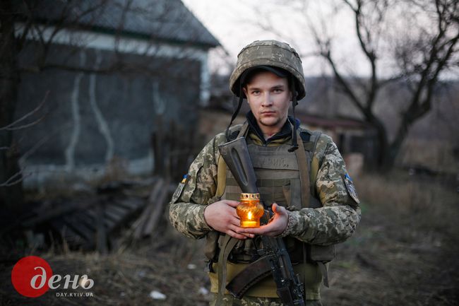 Степанов Анатолий - Василий, 20 лет, с Франковщины, держит в руках Вифлеемский огонь, который привезли волонтеры