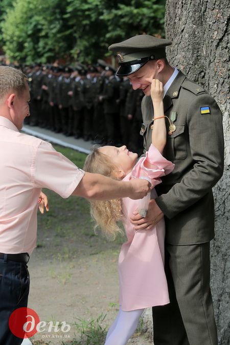 Від Посольства Туреччини в Україні Микола ТИМЧЕНКО, «День» – за роботу «ВИПУСКНИЙ У ЛІЦЕЇ ІМЕНІ ІВАНА БОГУНА. НІЖНА СЕСТРИЧКА»