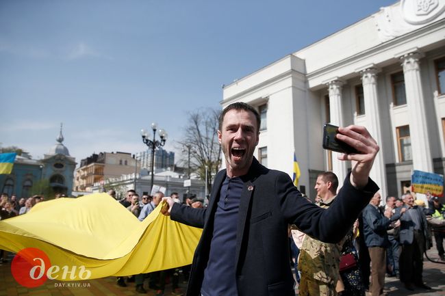 Від Східноєвропейського національного університету імені Л.Українки Руслан КАНЮКА, «День» – за роботу «ЗАКОН ПРО МОВУ УХВАЛЕНО»