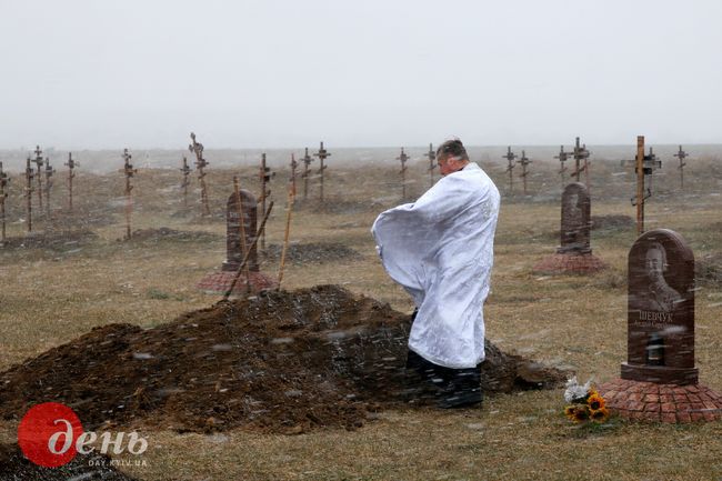 Від Всеукраїнського громадського об’єднання «Сила і Честь» (СІЧ) Сергій ДІВЄЄВ, м. Дніпро – за роботу «КАПЕЛАН. ДМИТРО ПОВОРОТНИЙ»