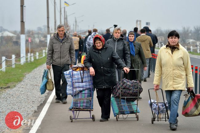 «ЖИТТЯ СТАНИЦІ ЛУГАНСЬКОЇ» - ГРАН-ПРІ  від Павла Каленича, директора СТОВ «Ольгопіль» Олександр КЛИМЕНКО, м. Київ – за дві серії робіт «ЖИТТЯ СТАНИЦІ ЛУГАНСЬКОЇ» та «СНАЙПЕРИ»