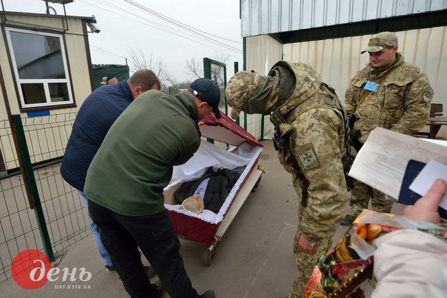 «ЖИТТЯ СТАНИЦІ ЛУГАНСЬКОЇ» - ГРАН-ПРІ  від Павла Каленича, директора СТОВ «Ольгопіль» Олександр КЛИМЕНКО, м. Київ – за дві серії робіт «ЖИТТЯ СТАНИЦІ ЛУГАНСЬКОЇ» та «СНАЙПЕРИ»