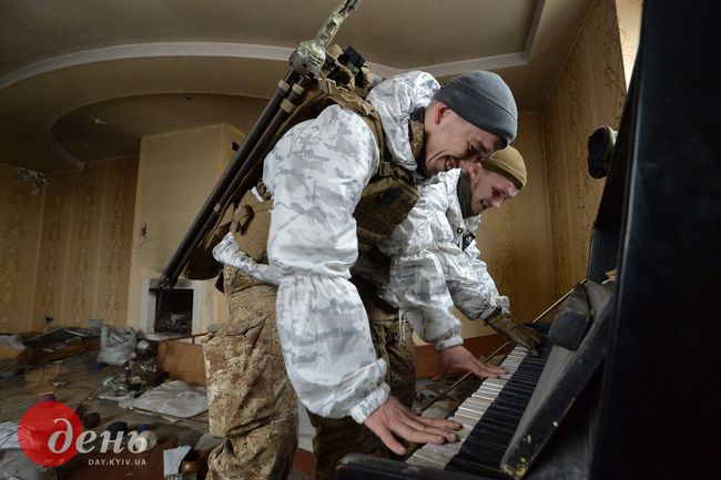 «СНАЙПЕРИ - ГРАН-ПРІ  від Павла Каленича, директора СТОВ «Ольгопіль» Олександр КЛИМЕНКО, м. Київ – за дві серії робіт «ЖИТТЯ СТАНИЦІ ЛУГАНСЬКОЇ» та «СНАЙПЕРИ»