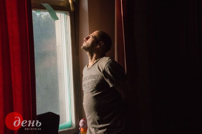 ПРИЗ ПРИЗІВ «ЗОЛОТИЙ ДЕНЬ». Від Ювелірної компанії Dachi Jewellery та Трускавецького готельно-санаторного комплексу «Карпати». Зоя ШУ, м. Київ – за серію робіт «ПІСЛЯ ПОЛОНУ» - (За словами Дмитра, їх били цілодобово, позмінно. «Коли ти чув, як когось б'ють у сусідній камері - ти знав, що є ще хвилин 20, щоб подрімати, це як вранці, коли переставляєш  будильник»)