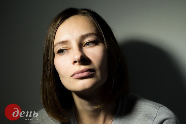 ПРИЗ ПРИЗІВ «ЗОЛОТИЙ ДЕНЬ». Від Ювелірної компанії Dachi Jewellery та Трускавецького готельно-санаторного комплексу «Карпати». Зоя ШУ, м. Київ – за серію робіт «ПІСЛЯ ПОЛОНУ» - (Марія була журналісткою, коли потрапила у полон у Луганську. В полоні вона провела 419 днів - півтора року)