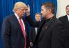 ПЕРЕД ІСТОРИЧНИМИ ДЛЯ США ВИБОРАМИ ТРАМП ПОПРОСИВ БЛАГОСЛОВЕННЯ ПРАВОСЛАВНОГО СВЯЩЕНИКА КОНСТАНТИНОПОЛЬСЬКОГО ПАТРІАРХАТУ В США, ПОВІДОМИЛА ГАЗЕТА THE NATIONAL HERALD... НА ФОТО ПРАВОРУЧ СВЯЩЕНИК ГРЕЦЬКОЇ ПРАВОСЛАВНОЇ ЦЕРКВИ ЕММАНУЕЛЬ ЛЕМЕЛСОН, ЯКИЙ Є МІЛЬЙОНЕРОМ І ВВАЖАЄ СВОЇМ УЧИТЕЛЕМ ВОРЕНА БАФФЕТА, ЗДІЙСНЮЄ РИТУАЛ БЛАГОСЛОВЕННЯ. ЛЕМЕЛСОН ЗАЗНАЧИВ В ІНТЕРВ’Ю ВИДАННЮ, ЩО «РЕЛІГІЙНІ ПЕРЕКОНАННЯ ДОНАЛЬДА ПЕРЕБУВАЮТЬ У ВЕЛИКІЙ ГАРМОНІЇ З ЦЕРКОВНИМИ». САМ ТРАМП Є ВІРЯНИНОМ ПРЕСВІТЕРІАНСЬКОЇ ЦЕРКВИ / ФОТО З САЙТА BTIMES.COM