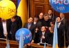 РІВНО П’ЯТЬ РОКІВ ТОМУ, В ЛЮТОМУ 2008 РОКУ, ТРИБУНА І ПРЕЗИДІЯ ПАРЛАМЕНТУ, ЯК І СЬОГОДНІ, БУЛИ ЗАБЛОКОВАНІ. ОПОЗИЦІЙНІ НА ТОЙ ЧАС ПАРТІЯ РЕГІОНІВ ТА КОМУНІСТИЧНА ПАРТІЯ ПРИКРАСИЛИ СЕСІЙНИЙ ЗАЛ ЖОВТО-БЛАКИТНИМИ КУЛЬКАМИ ТА ПЛАКАТАМИ «НАТО — НІ!». ТАКОЮ БУЛА РЕАКЦІЯ НА «ЛИСТ ТРЬОХ» (ПРЕЗИДЕНТА ЮЩЕНКА, ПРЕМ’ЄРА ТИМОШЕНКО, СПІКЕРА ЯЦЕНЮКА) ПРО ПРИЄДНАННЯ ДО ПЛАНУ ДІЙ ЩОДО ЧЛЕНСТВА В НАТО / ФОТО ОЛЕКСАНДРА КОСАРЄВА