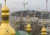 ТАКА ПАНОРАМА ВІДКРИВАЄТЬСЯ З ДЗВІНИЦІ СОФІЙСЬКОГО СОБОРУ НА БУДІВНИЦТВО ПО ВУЛИЦІ ГОНЧАРА, 17-23. ОСТАННІ МІСЯЦІ ПОТАЙКИ ВІД КИЯН, ЯК ПРАВИЛО, ВСЕРЕДИНІ ПРИМІЩЕННЯ ТА БЕЗ ЗАЙВОГО ШУМУ, ПРАЦЮЮТЬ БУДІВЕЛЬНИКИ. ІМОВІРНО, ПІСЛЯ СУДУ ВІДНОВЛЯТЬ РОБОТУ І КРАНИ. ФОТО МИКОЛИ ТИМЧЕНКА / «День»