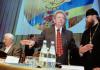 2001 РІК, КИЇВ, ПАЛАЦ «УКРАЇНА». МИХАЙЛО ГОРИНЬ І ЛЕОНІД КРАВЧУК У ПРЕЗИДІЇ III ВСЕСВІТНЬОГО ФОРУМУ УКРАЇНЦІВ / ФОТО МИХАЙЛА МАРКІВА / «День»