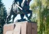 ПАМ’ЯТНИК КОРОЛЮ ДАНИЛУ ГАЛИЦЬКОМУ В ТЕРНОПОЛІ ВСТАНОВЛЕНИЙ 2002 РОКУ. ЦІКАВО, ЩО РАНІШЕ НА ЦЬОМУ МІСЦІ СТОЯВ МОНУМЕНТ ЛЕНІНУ, ЯКИЙ ЗНЯЛИ ПЕРШИМ НА ТЕРЕНАХ СРСР