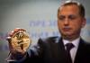 БОРИС КОЛЕСНІКОВ ЗАУВАЖИВ, ЩО САМ ЗБИРАЄТЬСЯ ПРИДБАТИ КОЛЕКЦІЙНУ ЗОЛОТУ 500-ГРИВНЕВУ МОНЕТУ ЄВРО-2012 (НА ФОТО), ОСКІЛЬКИ «ЦЕ — ПАМ’ЯТЬ ПРО ТУРНІР, ЯКИЙ ВІДБУВАТИМЕТЬСЯ ВПЕРШЕ В УКРАЇНІ». НОМІНАЛЬНА ВАРТІСТЬ МОНЕТИ — 350,245 ТИСЯЧІ ГРИВЕНЬ / ФОТО КОСТЯНТИНА ГРИШИНА / «День»