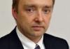 Юрій ОМЕЛЬЧЕНКО, керівник департаменту захисту інтелектуальної власності «Майкрософт Україна»: «В цілому ситуація з використанням нелегальних програм у держсекторі залишається катастрофічною — понад 70% програм на державних підприємствах і в держорганах неліцензійні, і ми не бачимо ніяких дій з боку держави для вирішення проблеми. Тому нам доведеться вдаватися до судів і надалі.»