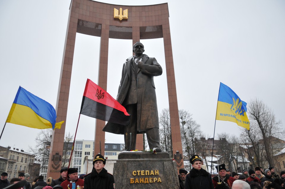 Памятник бандере. Степан Бандера памятник в Украине. Степан Бандера памятник во Львове. Памятник Степану Бандере (Тернополь). Львов город памятник Бандере.